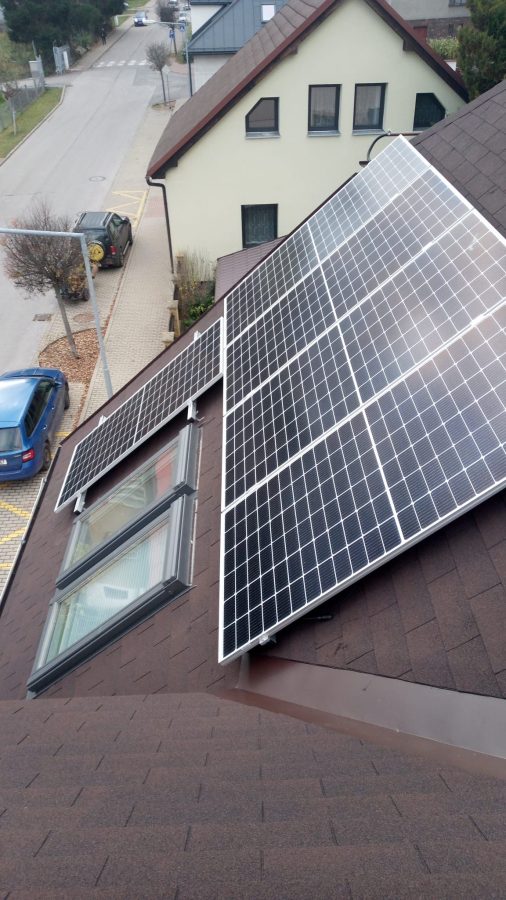 Fotovoltaické panely na střeše domu