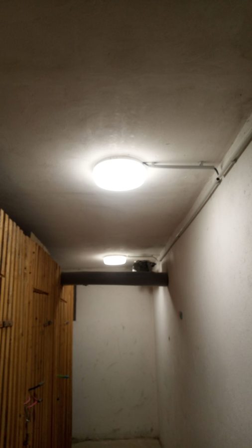 Nové osvětlení ve sklepní chodbě