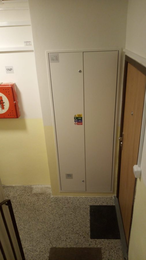 Nový elektrorozvaděč na chodbě domu